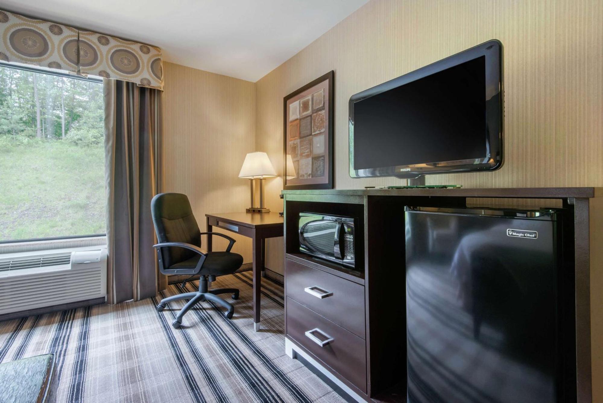 Hampton Inn Meadville Exterior photo