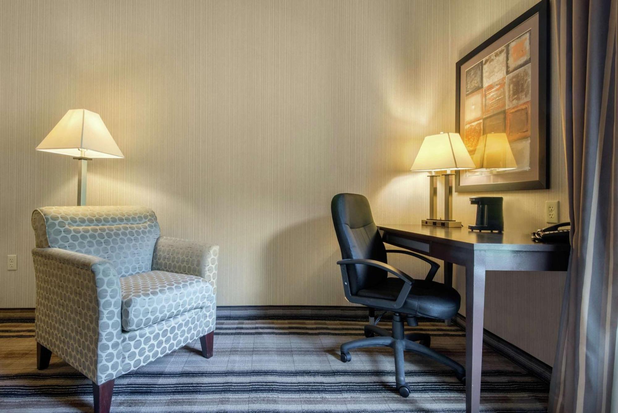 Hampton Inn Meadville Exterior photo